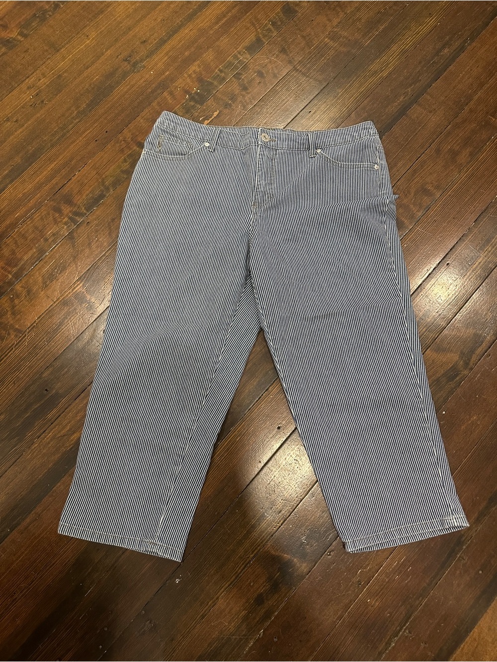 Style & Co Denim Size 14 Striped Capri Pants in Navy and White